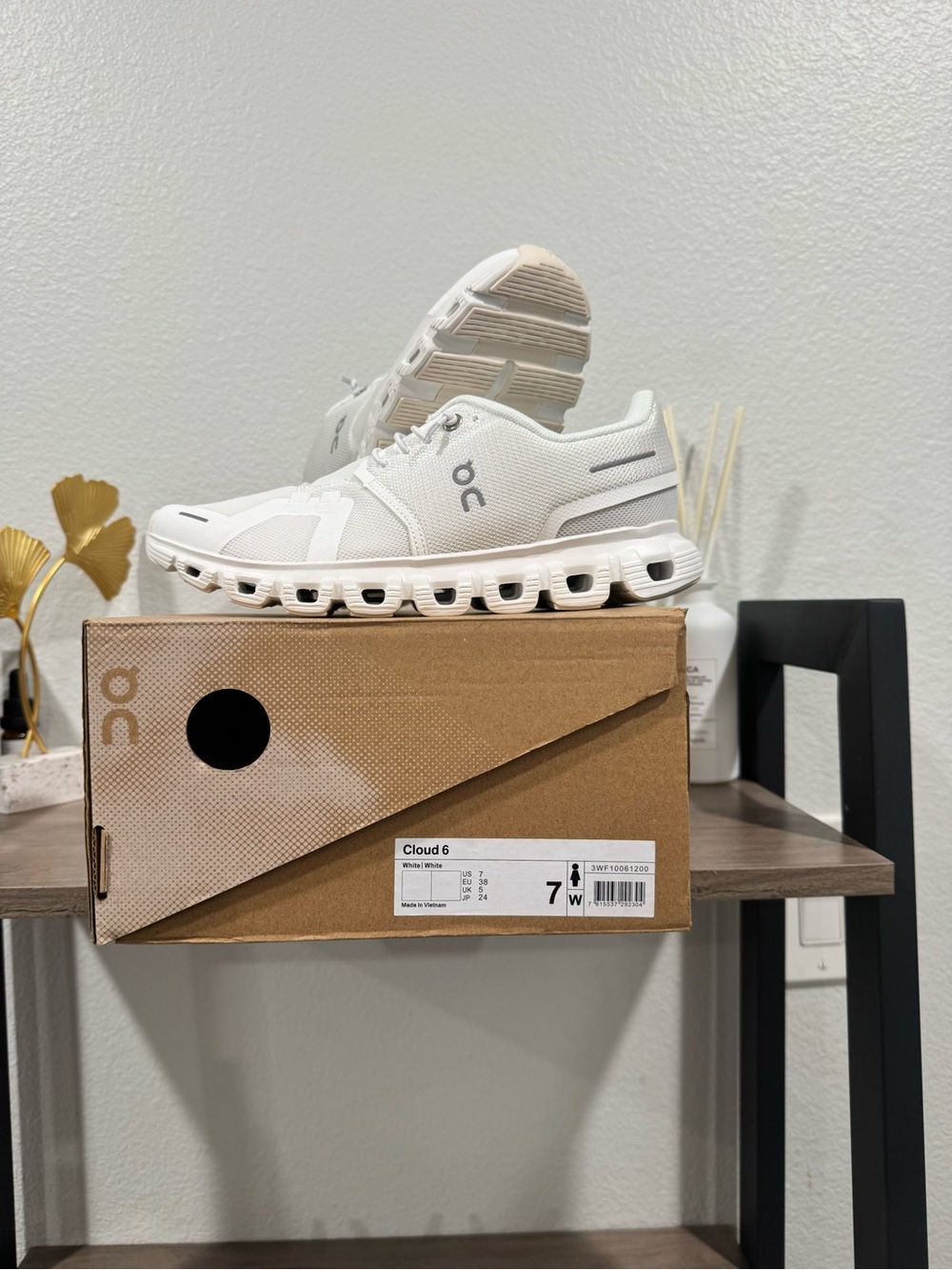 On Running Cloud 6 Sneakers in White - Picture 2 of 5